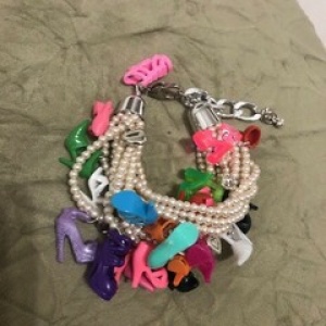 Pulseira de pérolas com sapatos de Barbie